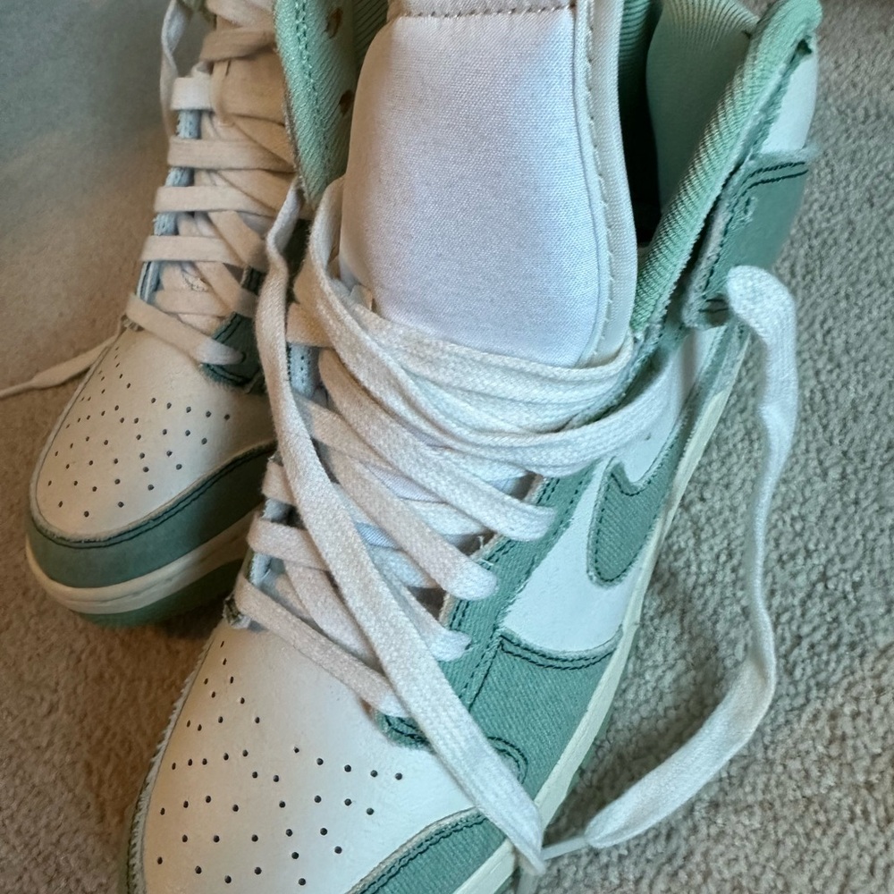 Nike Women’s Dunk 1985 High-Top Sneakers in Green and White - Picture 2 of 7